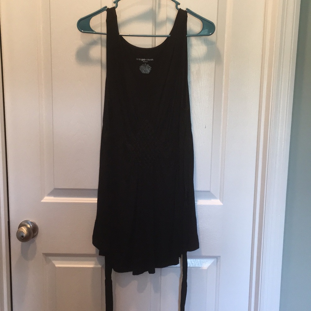 Sleeveless maternity shirt.